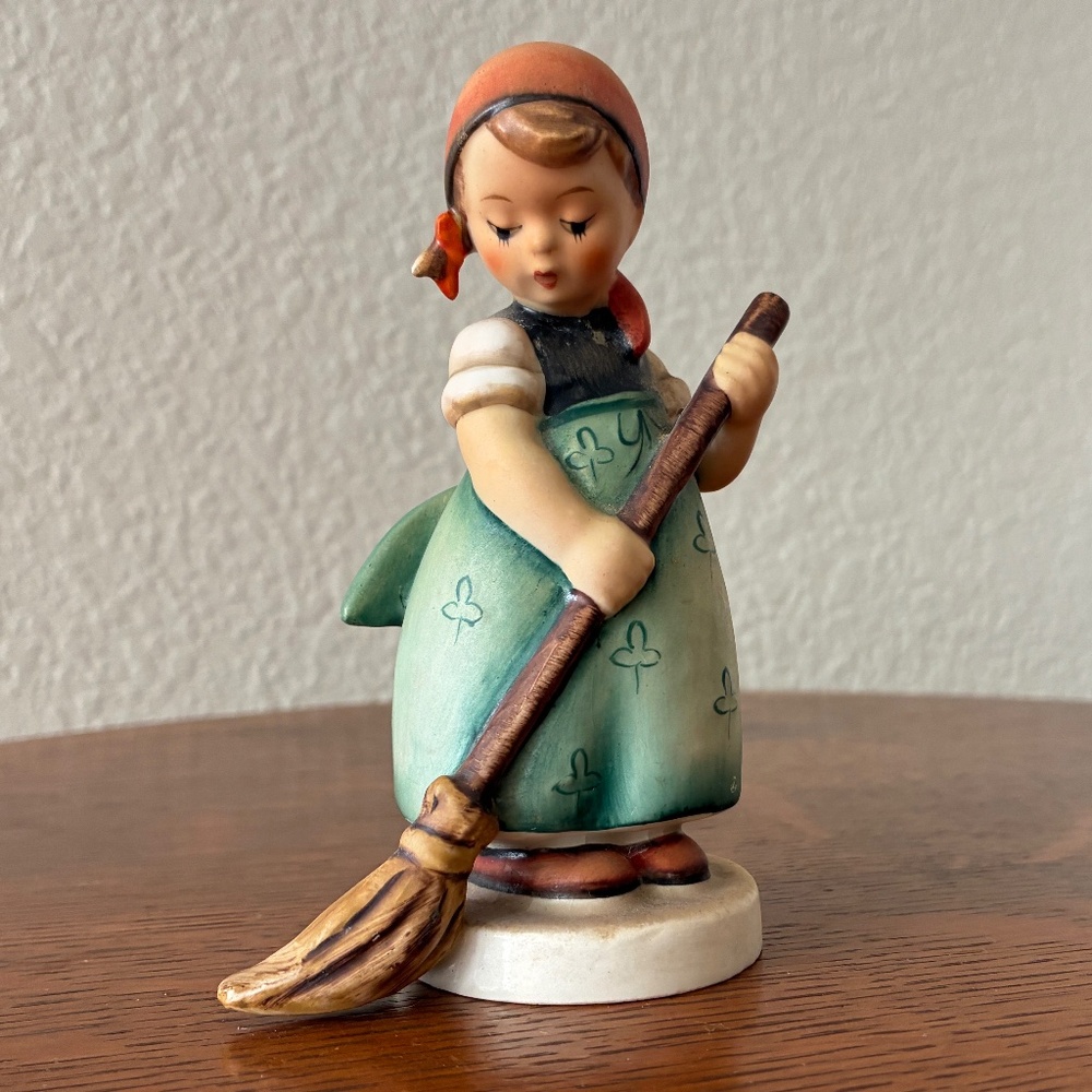 TMK3 Hummel Little Sweeper Girl 1960-72 #171